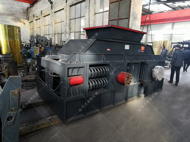 1500x1000大型液壓對(duì)輥破碎設(shè)備發(fā)貨圖片