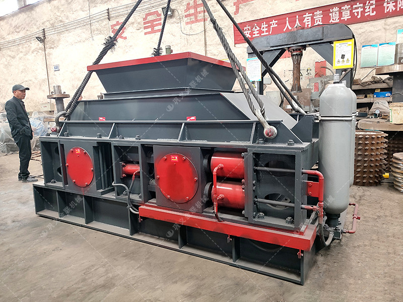 大型全自動(dòng)液壓對(duì)輥破碎機(jī)發(fā)貨圖片